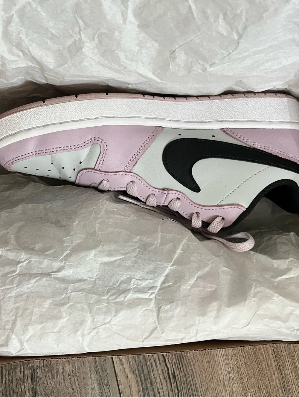 Nike youth Low-Top Sneakers in Light Pink, White & Black